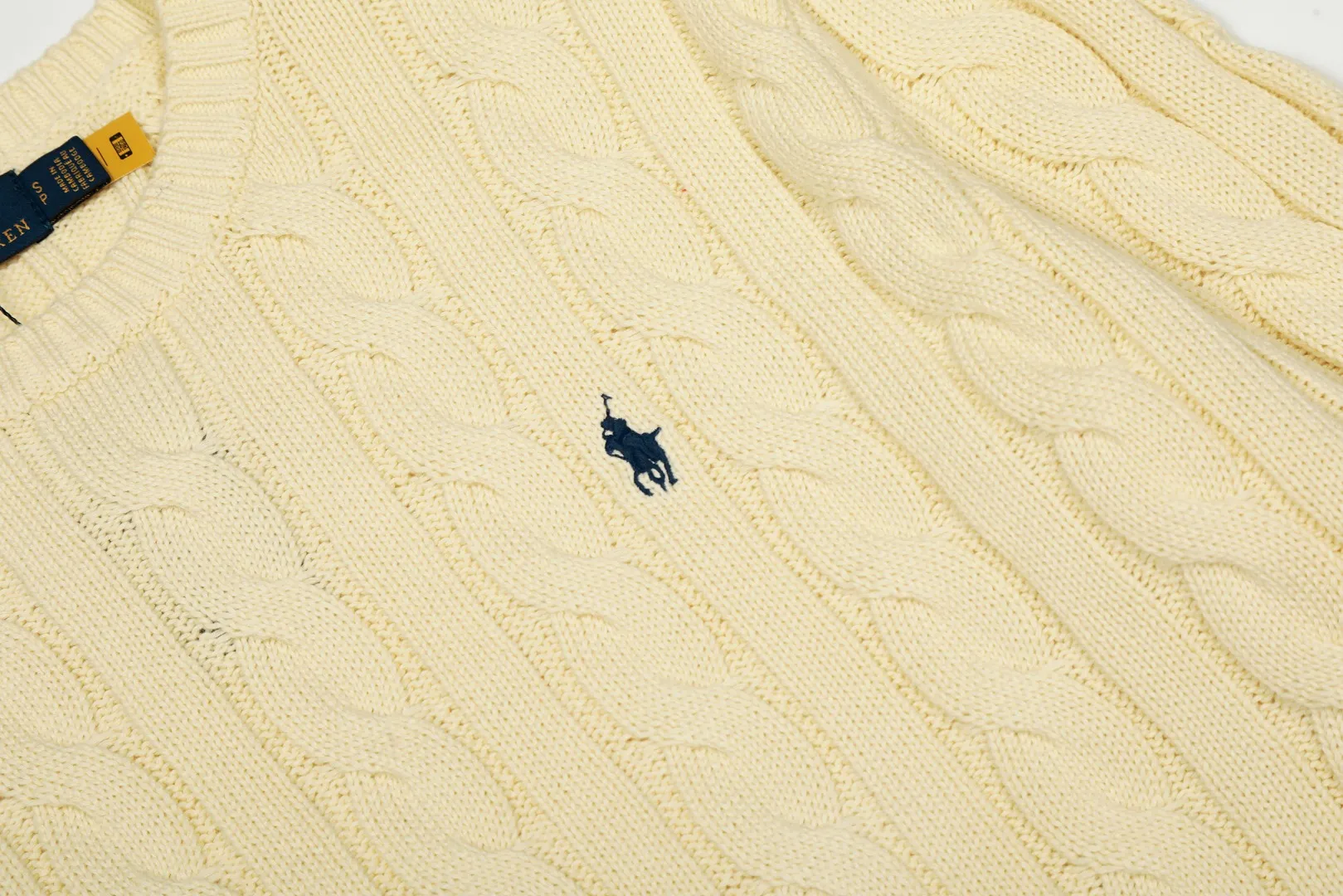 P220 Top quality" Style number: DS012# (not off the shelves all year round) [Ralph Lauren round neck solid color pony embroidered logo twist knitted sweater] ✅Ralph Lauren Ralph Lauren classic basic versatile unisex knitted pullover round neck sweater ✅Main supplier platform live broadcast Wholesale entity Replenish when out of stock Not off the shelf ✅ZP quality 1:1 version Scan the code to enter the GF website Counter quality ✅Detailed quality is the only one in Guangzhou Imported quality cotton yarn, focusing on high-end, cost-effective, good quality needless to say ✅The version is restored to the original order, the maximum size can be worn up to 190 pounds, loose, comfortable and stress-free ✅The upper body is simple and easy to match, ootd must-have style, good-looking clothes are never picky, a must-have in couples' wardrobes.